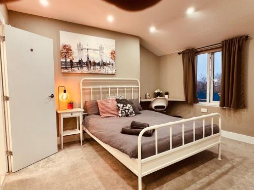 a bedroom with a white bed in a room at Flat in Manchester, 2 en-suite Beds, Etihad, Coop in Manchester