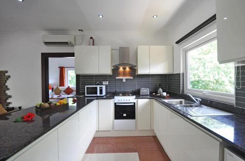 Una cocina o zona de cocina en Yasad Residence