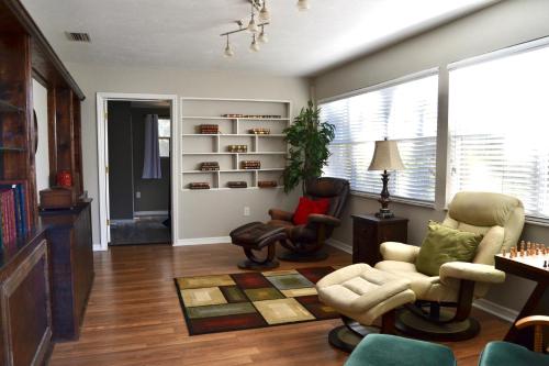 un soggiorno con due sedie e un tavolo di High Springs FL Hideaway a High Springs