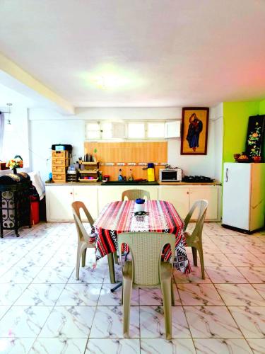 eine Küche mit einem Tisch und Stühlen in einer Küche in der Unterkunft Dar Jana Tozeur in Tozeur