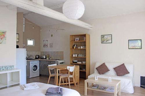 ein Wohnzimmer mit einem Sofa und einem Tisch in der Unterkunft Studio entre Nice et Cannes in Roquefort-les-Pins