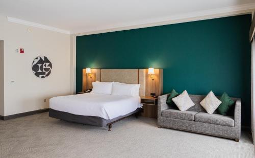 En eller flere senge i et værelse på Holiday Inn Macon North by IHG