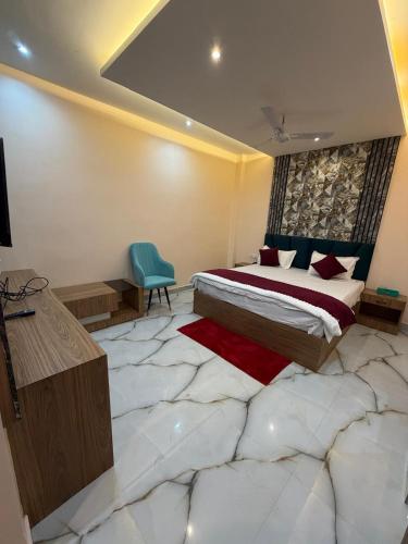 a bedroom with a bed with a large marble floor at Hr Palace in Varanasi