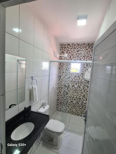 a bathroom with a toilet and a sink and a shower at Brisa & Mar do Preá-700 m da praia e 12 km de Jeri in Jericoacoara