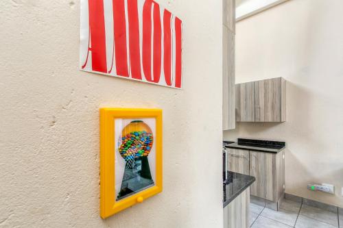 een gele spiegel aan een muur in een kamer bij Retro Pop FREE Parking Fast Wifi Pool Large Workspace in Sandton