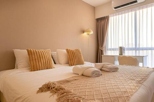 Postel nebo postele na pokoji v ubytování The1 Ratchaphruek I วิวเมืองนนทบุรี