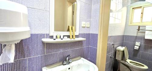 Ένα μπάνιο στο شقق زهرة نادين للشقق المخدومة Zahra Nadine Serviced Apartments