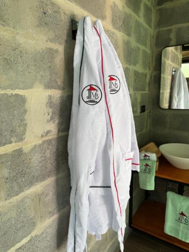 une serviette suspendue sur un mur à côté d'un lavabo dans l'établissement Cabañas Ecoturísticas Villa Beatrice, à Estación El Salto