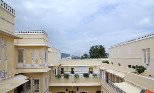 Un balcón o terraza de The Raj Palace (Small Luxury Hotels of the World)