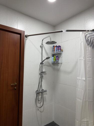 un bagno con doccia con tenda da doccia di Apartment a Yerevan