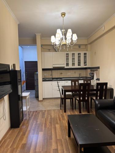 una cucina e un soggiorno con tavolo e sedie di Apartment a Yerevan