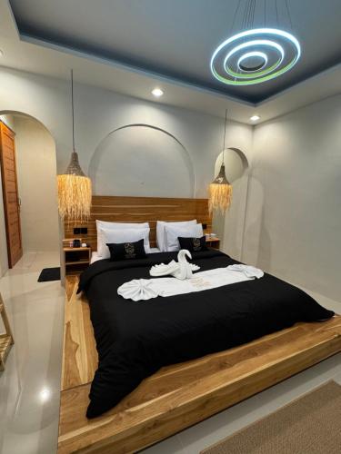 a bedroom with a large bed in a room at Pinggan Tavora in Gretek