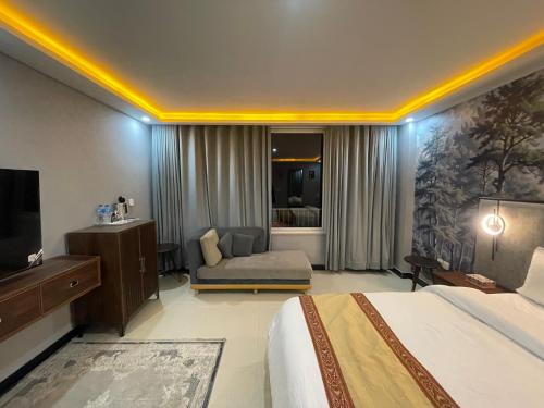 a hotel room with a bed and a couch at Dreamy Delight in Nathia Gali
