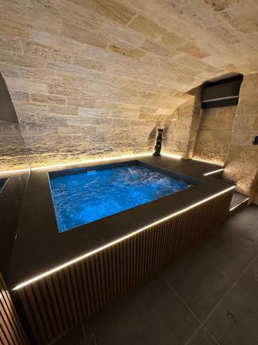 Bazén v ubytování Spa privé XXL dans cave Voûtée - Suite Luxe Romantique nebo v jeho okolí