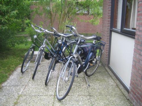 Gallery image of Bungalow including 4 bikes in Warmenhuizen