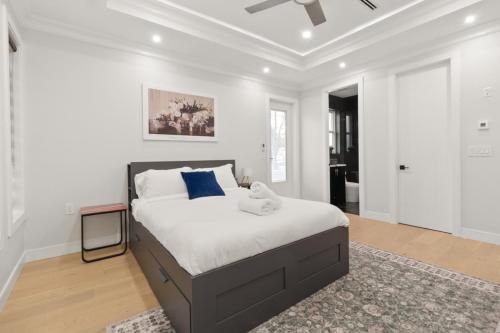 En eller flere senge i et værelse på Spacious Luxury Home 6BR HVAC Free Parking Pet Friendly