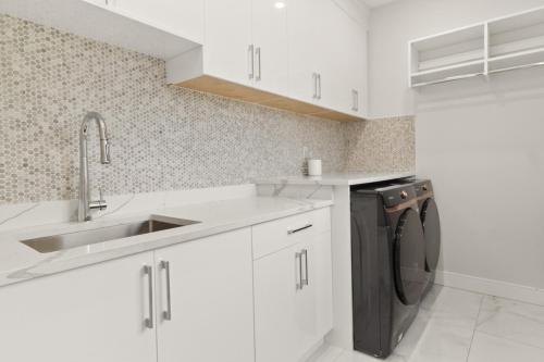 Køkken eller tekøkken på Spacious Luxury Home 6BR HVAC Free Parking Pet Friendly