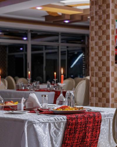 En restaurant eller et andet spisested på Isiolo Landmark Hotel
