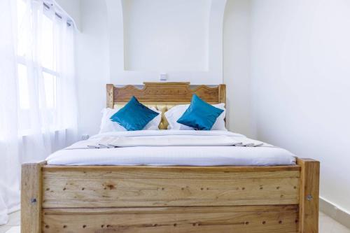 En eller flere senge i et værelse på Isiolo Landmark Hotel