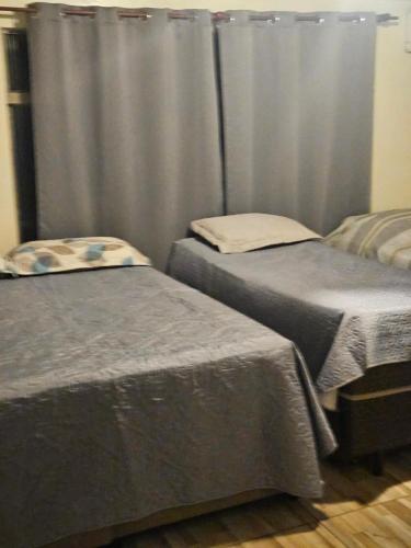 zwei Einzelbetten nebeneinander in einem Zimmer in der Unterkunft morada da felicidade in São Gabriel