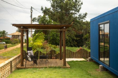 een tuinpaviljoen met een stoel in een tuin bij Mirante - Chalé Pura vida in Uruçuca