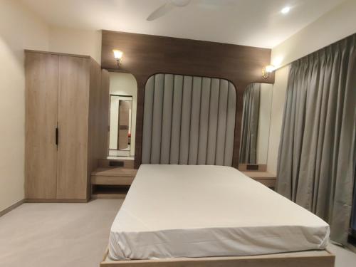 En eller flere senge i et værelse på Pinewood mahabaleshwer