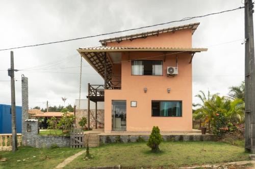 een huis in het midden van een tuin bij Mirante - Chalé Pura vida in Uruçuca