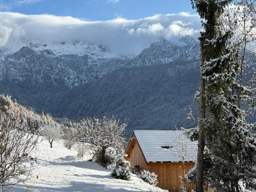 een hut in de sneeuw met bergen op de achtergrond bij Le Crystalia in Prabert