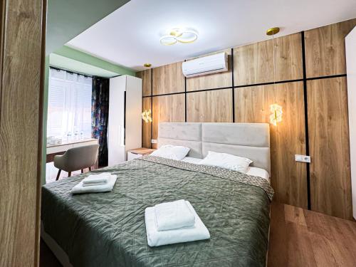 Vita Verde في توريفايجا: غرفة نوم بها سرير عليه منشفتان