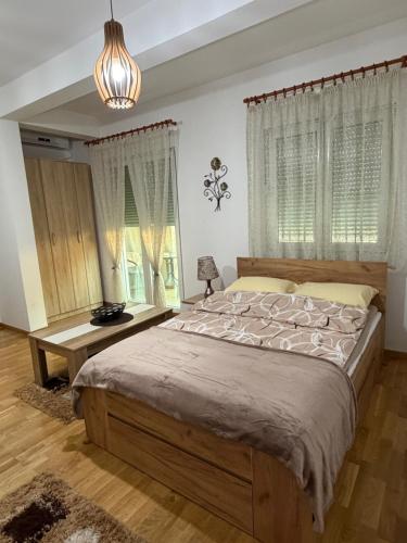 波德戈里察Kropa apartman的卧室配有床、桌子和窗户。