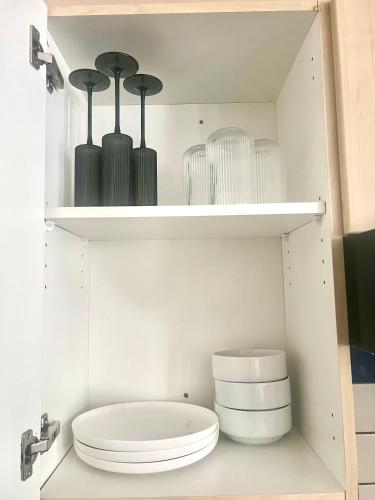 a bathroom with a toilet and a shelf with vases at Mapungubwe Diamond's hotel in Johannesburg
