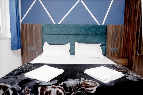 una camera da letto con un letto grande con una parete blu di Hotel 7 Chakra In a Rishikesh