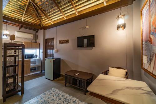 una stanza con cucina e soggiorno di PP Place cnx 2 a Chiang Mai