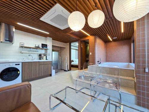 une grande cuisine avec deux éviers et deux lumières dans l'établissement Staykor Busan, à Pusan