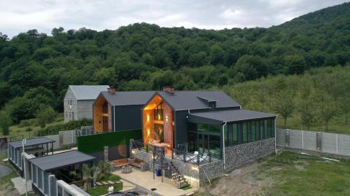 O vedere generală la munți sau o vedere la munte luată de la această vilă