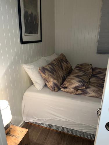 Postel nebo postele na pokoji v ubytování Gimle cozy apartment