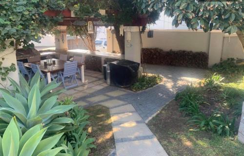 Κήπος έξω από το The Joneses