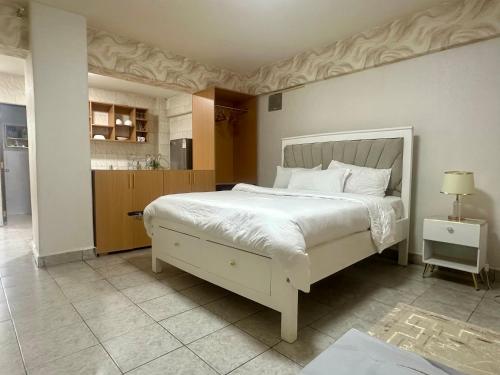 Postel nebo postele na pokoji v ubytování Large Studio In Heart of Westlands