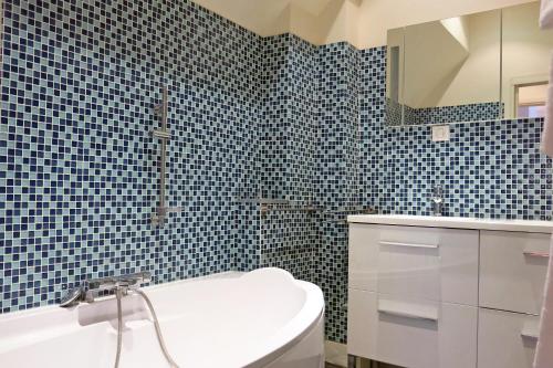 une salle de bain avec un lavabo, des toilettes et un miroir dans l'établissement Loft Vinaigriers République, à Paris
