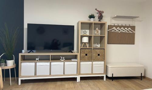 TV/trung tâm giải trí tại FeWo Monteurswohnung Zum Preußensteig II max 5 Gäste