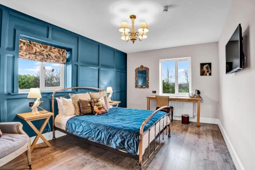 een slaapkamer met blauwe muren en een bed bij Pyes Mill Hotel Conder Green in Conder Green