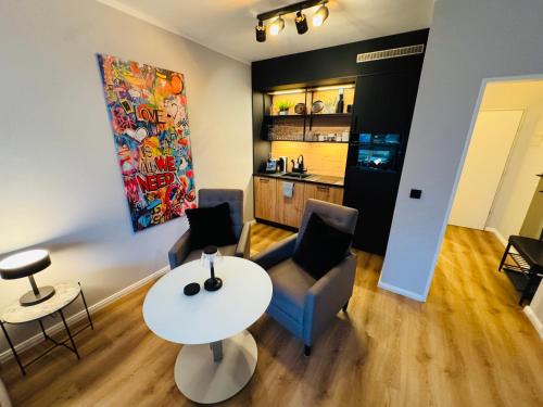 een woonkamer met een tafel en stoelen bij Bellevue Nr 13 in Scharbeutz