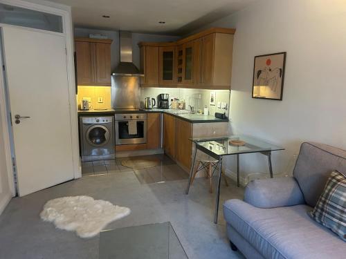 een keuken met een bank en een tafel in een kamer bij Temple Bar Loft in Dublin