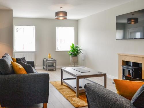een woonkamer met twee banken en een salontafel bij Crofthouse - Uk43405 in Wigtown
