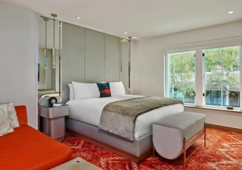 Giường trong phòng chung tại Downtown Aspen Luxury 2 Bedroom Residence