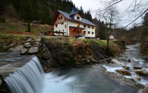 Apartmaji nad potokom
