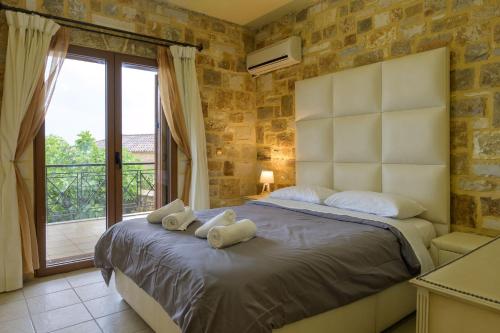 una camera da letto con un letto con asciugamani sopra di Villa-Τo Petrino a Krionérion