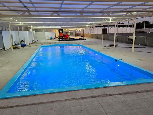 ein großer blauer Pool in einem Gebäude in der Unterkunft Trio Sea View شقة تريو البحرية in Dschidda