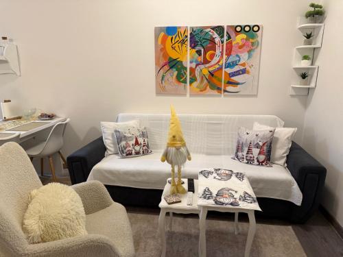 Et opholdsområde på Main Street Retreat Apartment with Free Parking