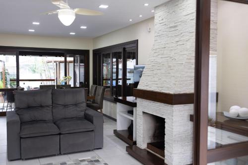 Et opholdsområde på Casa nos Ingleses com piscina e jacuzzi